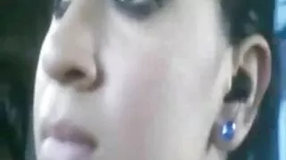 Kitty cu părul roz plimbari sex gril 18 cu un vibrator mare