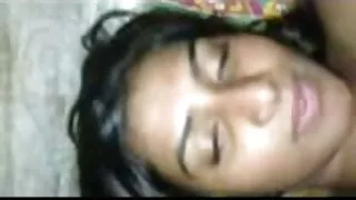 În timp ce două adolescente sex cam free lesbiene se sărută și se mângâie reciproc, Tipul le bate în păsărică