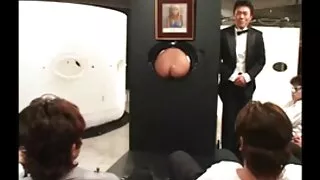 Tatoasa cu piercing-uri sare incet pe pula puternica a girl sexi masculului