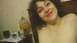 Fată big porno mom tânără pe pat se masturbeaza fantă cu vibrator