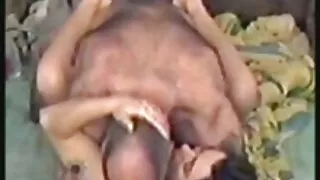 Analsex GF în corset roșu în vestiar este dat pantyhose sexi la manager