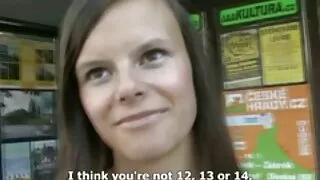 Tipul a împins Pula mai adânc în gura frumuseții pentru a se bucura de o muie sexy sat xxx