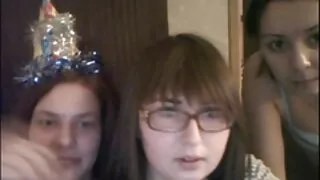 Două subțire prietenele plimbare cu un adevărat macho sex cam roulette Cocoș
